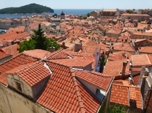 Kroatien - Dubrovnik - Blick ueber Daecher aufs Meer