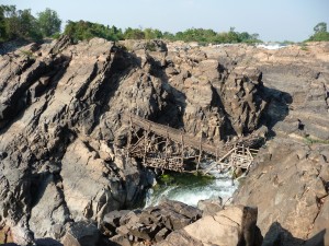 Bruecke ueber die Li Phi Wasserfaelle