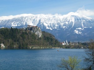 Ort Bled, Bleder See, Bleder Schloss und Bergkette im Fruehjahr