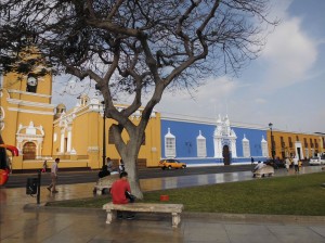 Die farbenpraechtigen Kolonialbauten in Trujillo