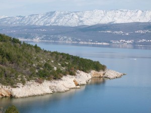 Meer am Gebirge Krk